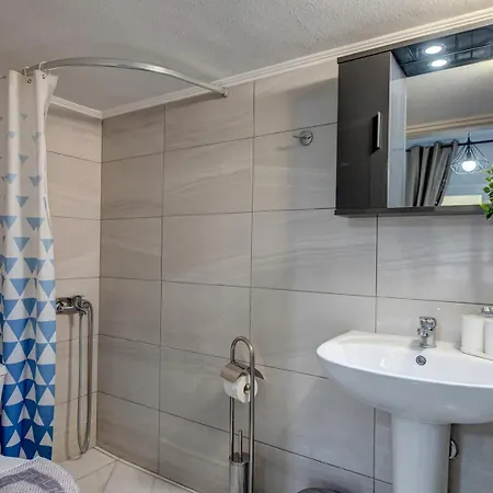 Fresh 1 Bd With Balcony In شقة